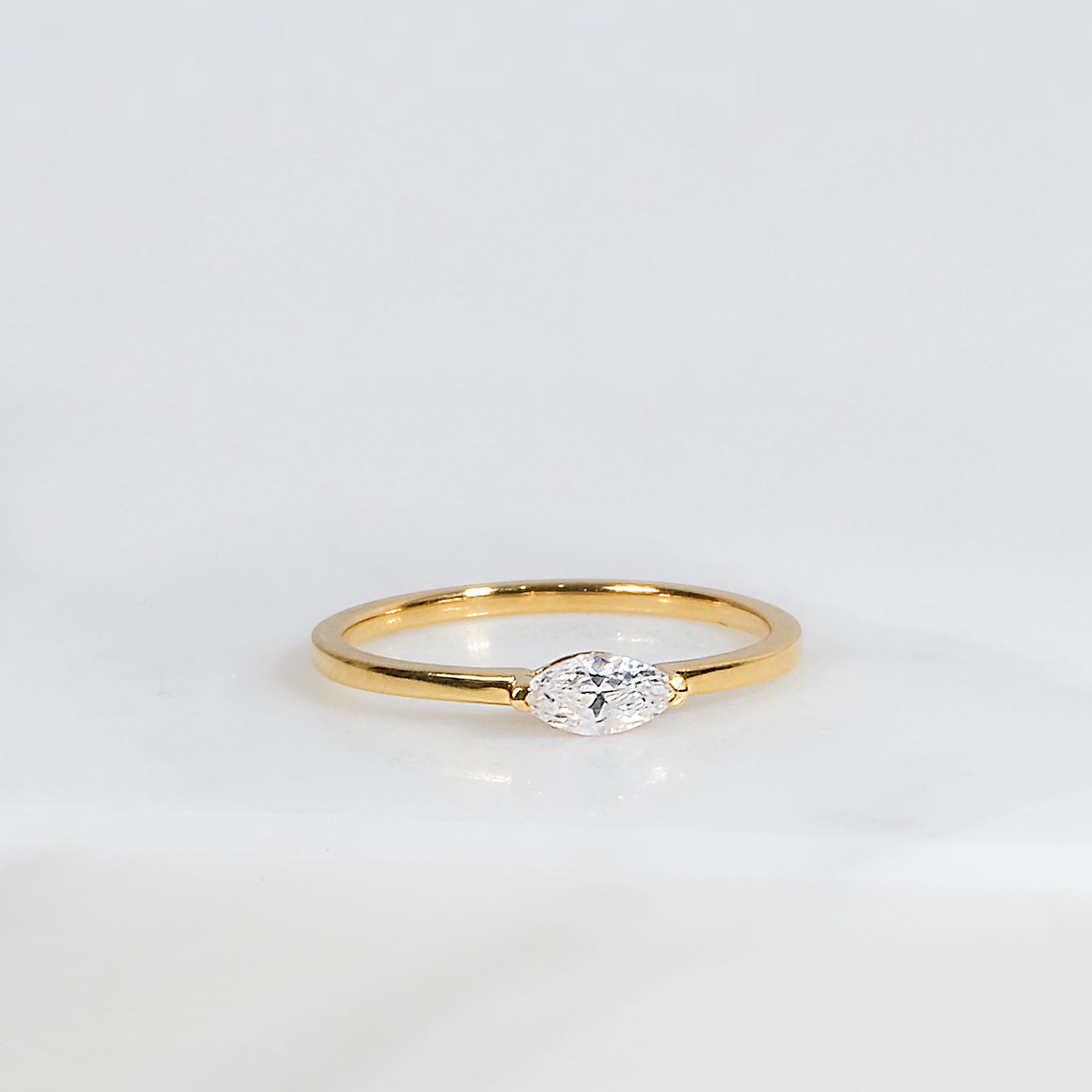 Elegant Solitaire Gold Ring